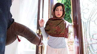 Perv Neighbour Helping the Hijab Young to The Neighborhood - Hijablust
