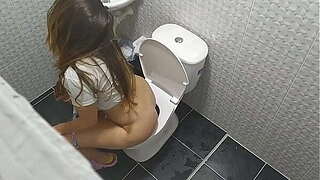 I record my stepmother in the toilet room in the forehand morning. what a adorable gazoo that babe has