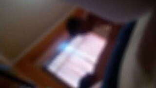 ESPOSO DEJA UNA CAMARA ESCONDIDA EN MI CUARTO Y VE COMO SU AMIGO ME COJE