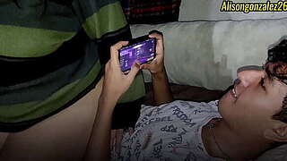 Mi novio juega gratis fire mientras yo le chupo toda la pija ALISONGONZALEZ26