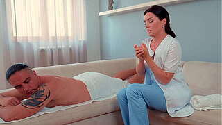 Masseuse attend enticed a patient