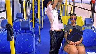 acochei a minha vizinha ninfeta vindo da escola dentro do &ocirc_nibus p&uacute_blico safada n&atilde_o conseguiu resistir e caiu d boca na minha rola ali mesmo( completo no sheer e red)