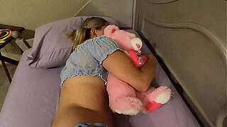 Stepdaughter receives screwed in her sleeping room by her stepfather