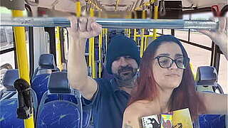 Estudande e fodida por estranho dentro do onibus!