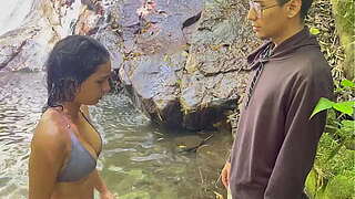 Me masturbo viendo a chica desconocida mientras se ba&ntilde_a en el lago y termino follandola duro y corri&eacute_ndome en su culo.