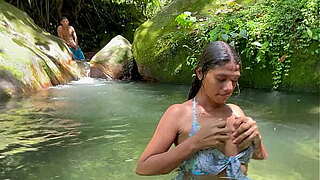 me masturbo observando a chica latin chick desconocida mientras se ba&ntilde_a en el lago y termina follandola muy duro hasta core&aacute_rsele