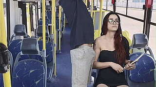 Encoxei novinha estudante no onibus e acabei gozando them seus peitinhos!