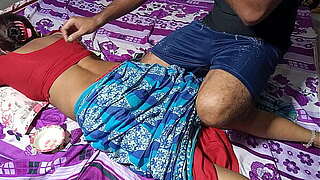 दोस्त की माँ ने पीठ मालिश के बहाने से चूत चुदाई - साफ हिंदी आवाज में   XXX Sex