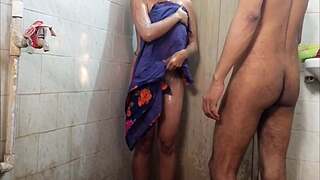 Sali toilet room me naha rahi thi tab achanak jiju aa gayi
