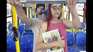 Estudande sendo encoxada por velho no onibus them p&uacute_blico!