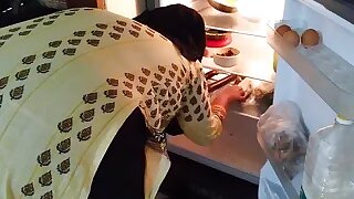(Indian Hawt Maa ke sath Beta Jabardasti chudai) When stepmom opened the fridge, stepson drilled & put her in the fridge
