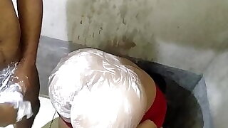 Badi gaand wali Soteli maa Ki Gaand Me Gajar dali Jab Vo Naha rhi thi toilet room me