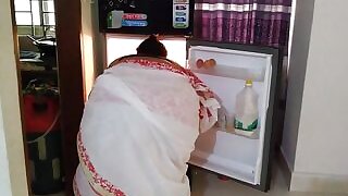 Indian Hawt Aunty Uncover The Fridge - Padose Ladaka Ne aunty ka Sir Dalkar Fridge Ke Andar unakee Chudai Kee