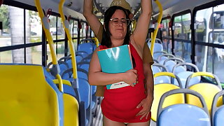 Estudante encoxada e fodida dentro do &ocirc_nibus them publico!