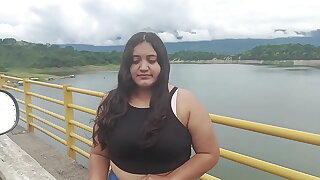 Chica abandonada por su novio es auxiliada por un extra&ntilde_o termina en sexo duro
