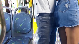 Jovem estudante encoxada e fodida no &ocirc_nibus them p&uacute_blico!