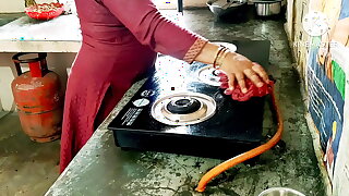 Desi Mommy fuking neighbor boy'_s with kichen
