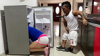 Veo a mi sexi latina embarazada hermanastra atrapada en influenza nevera y a cambio de ayudarle me ofrece una dura y rica follada por su apretado co&ntilde_o hasta terminar llen&aacute_ndoselo todo de mi cremosa leche.