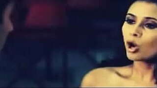 Indian Actress Rani Mukerji Bare Wide zeppelins Bare in Indian Episode