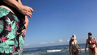 Hombre afortunado se encuentra restudy dos chicas cachonda en refrigerate playa mientras se masturba en p&uacute_blico