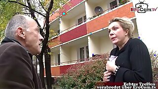 Deutsche gro&szlig_e Hausfrau auf der Stra&szlig_e vom Opa angesprochen und gefickt