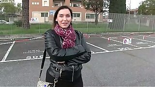 Esclusivo - Curvy italiana per 500&euro_ si fa rompere il culo da uno sconosciuto - English subtitles