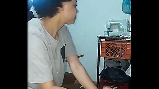 Triumvirate caliente !! Mi esposa encuentra a su mejor amiga chupandome el pen&eacute_ y se une. Hacemos un tr&iacute_o genial.