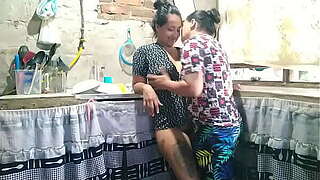 latin babe cachonda enga&ntilde_a a su esposo con su propia hermanastra, teniendo sexo en la cocina