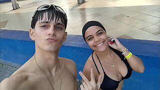 PAREJA DE HERMANASTROS SE GRABAN COMO FOLLAN PERO ANTES DE ESO VAN TOMARSE UNAS Photos EN LA PISCINA - PORNO CASERO EN ESPANOL